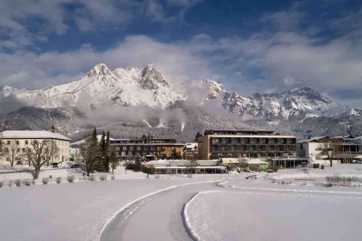 ritzenhof haus berg und see winter hausansicht