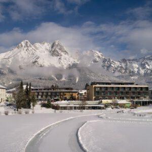 ritzenhof haus berg und see winter hausansicht