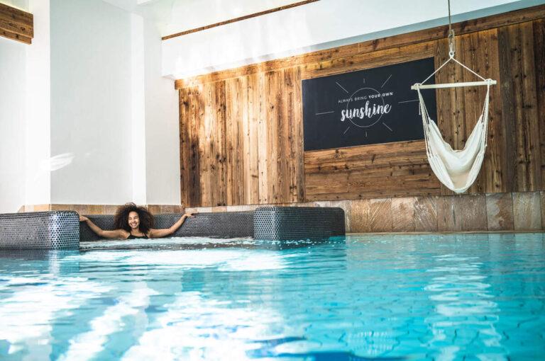 wellness frau whirlpool